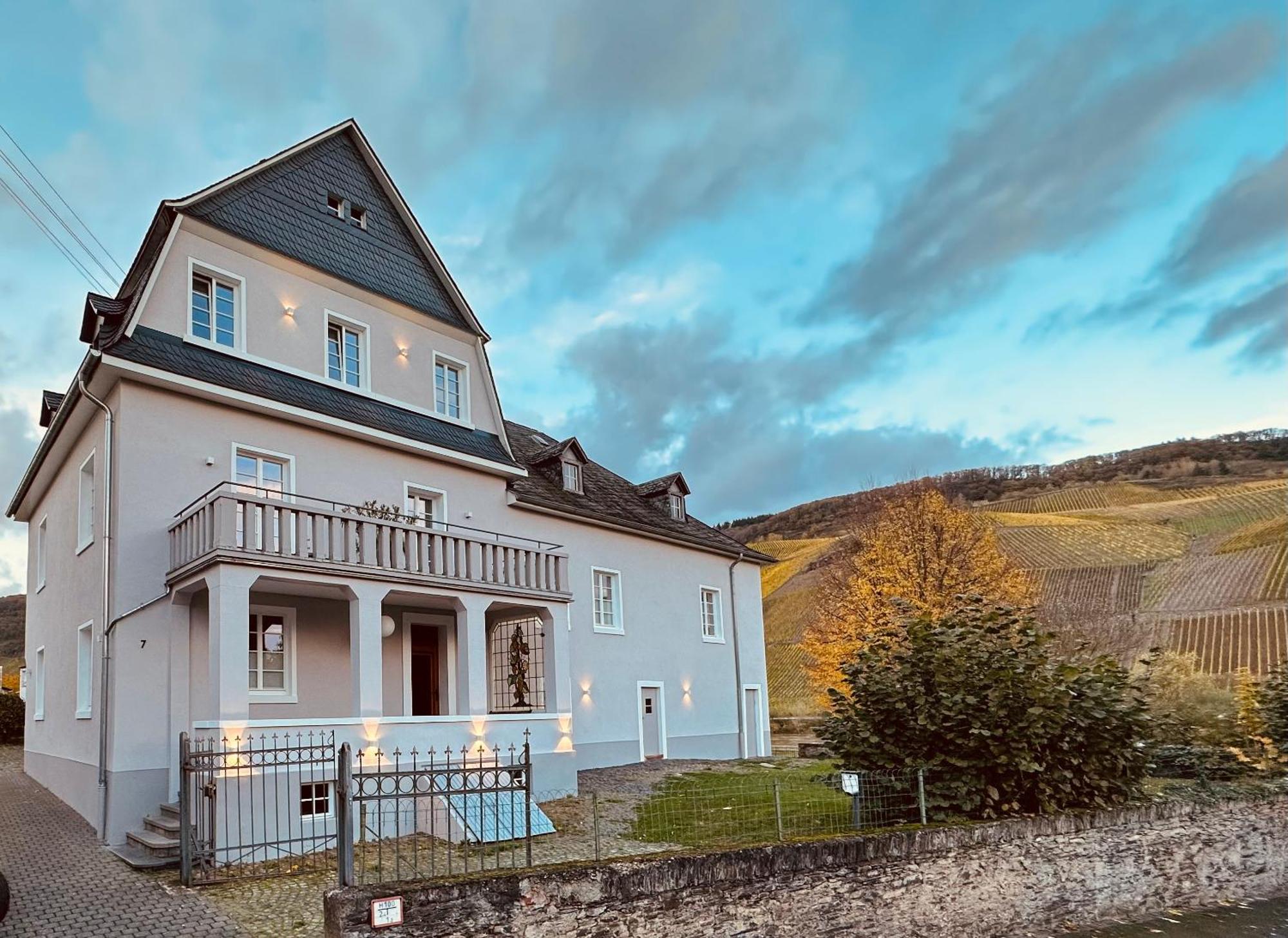 Gut Foersterlay - Exklusive Boutique Apartments Im Historischen Winzerhaus Direkt An Der Mosel Losnich Luaran gambar